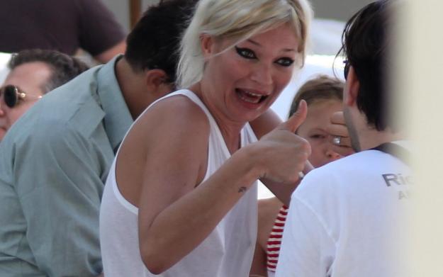 OPA! Mrtvo pijana Kate Moss oralno zadovoljila črnega dilda