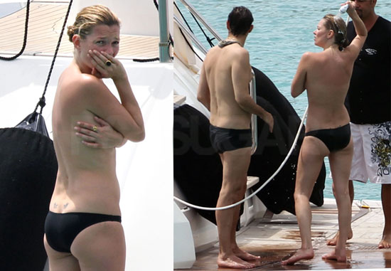 FOTO Kate Moss: Zasačena zgoraj brez in v objemu ljubimca