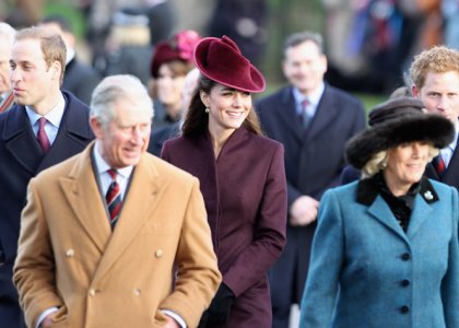 Kate Middleton na božični slovesnosti elegantna v vijoličnem kostimu