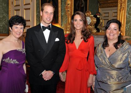 Foto: Osupljivo lepa Kate Middleton v globoko izrezani rdeči toaleti