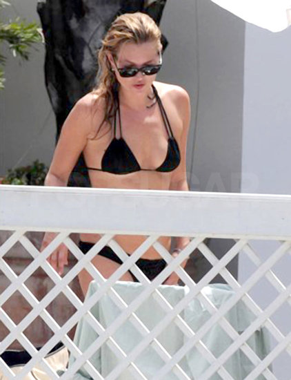FOTO Kate Moss razkrila popolno telo v črnih bikinkah