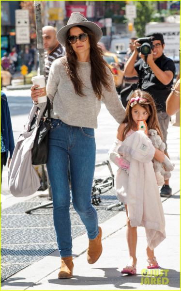 Katie Holmes: Tolaži malo Suri