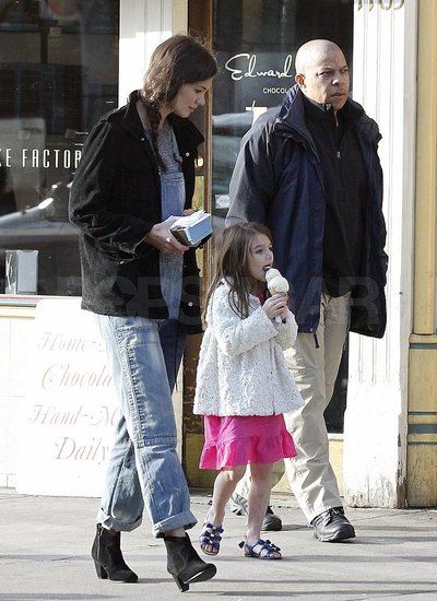 Foto: Suri Cruise sredi jeseni v poletni oblekici in s sladoledom