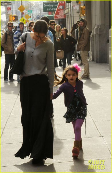 Katie Holmes znova mamica: Posvojila 2 leti staro deklico?!