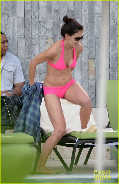Foto! Katie Holmes: V novo leto bo skočila v kopalkah!
