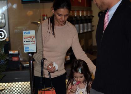 Katie Holmes malo Suri razvajala z zmrznjenim jogurtom