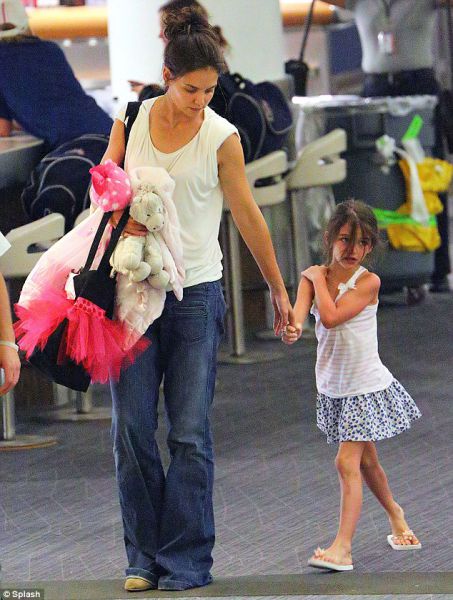 Suri Cruise: Prvič letela z običajnim letalom