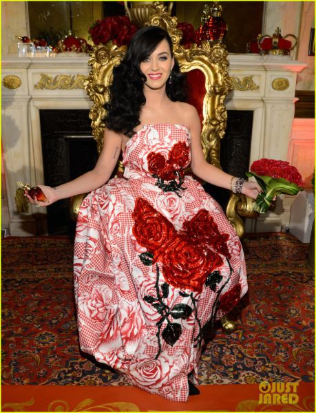 Katy Perry predstavila svojo novo stekleničko parfuma