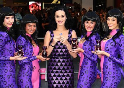 FOTO Katy Perry s svojimi simpatičnimi dvojnicami predstavila nov parfum