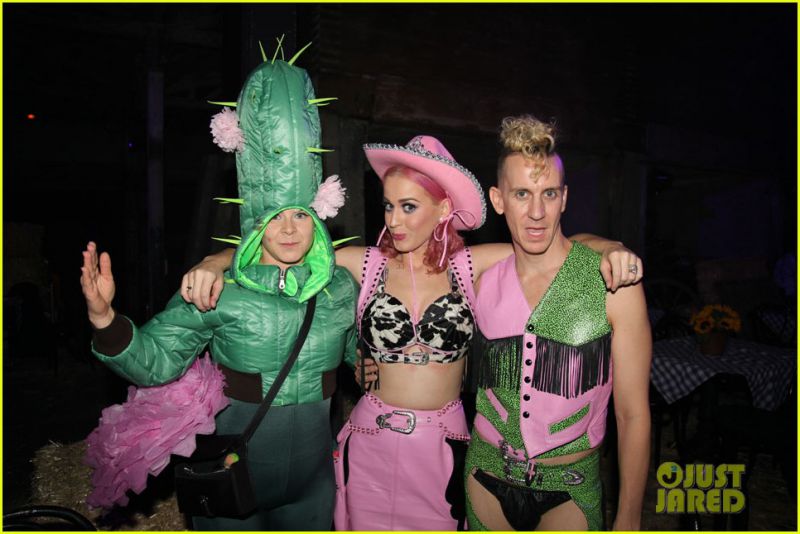 Opa! Katy Perry divje zajahala bika in si privoščila slači fanta!
