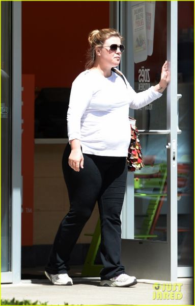 Kelly Clarkson: Nosečnost jo je naredila neprepoznavno