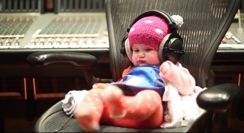Kelly Clarkson: Otroka izkorišča za promocijo
