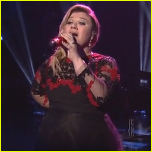 Vau! Kelly Clarkson se je vrnila na tisti oder