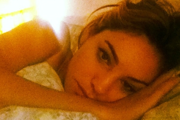Vau! Kelly Brook prelepa tudi brez kančka ličil!