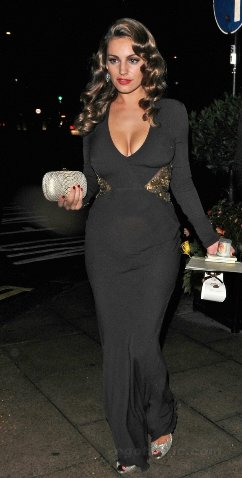 Opa! Kelly Brook omamila z bujnim dekoltejem v ozki obleki