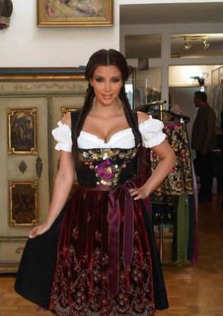 HOT! Kim Kardashian je seksi kmečko dekle iz Oktoberfesta
