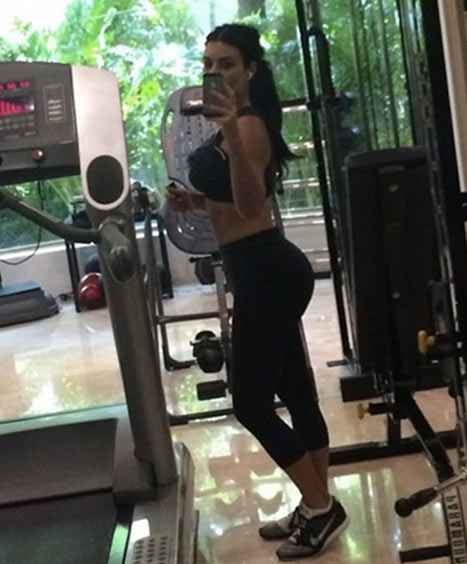 Joj! Kim Kardashian: Medtem ko North spi dela selfie-je