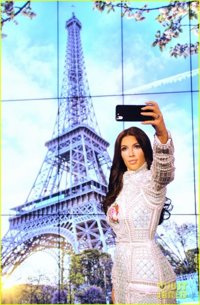 Foto! Kim Kardashian dobila njej na kožo pisano lutko