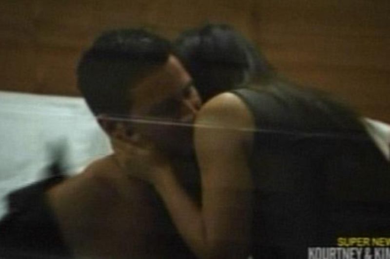 HOT! Kim Kardashian v posteljo z varnostnikom kar pred kamerami