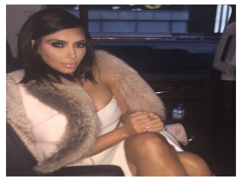 Vau! Poglejte, kakšna je Kim Kardashian z modrimi očmi