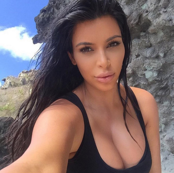 Opa! Nad katerim delom telesa se navdušuje Kim Kardashian?