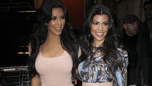 OPA! Kim Kardashian: V ozki obleki razkrila vse svoje ženske čare
