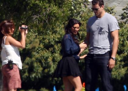 FOTO Kim Kardashian zaročenca peljala na grob svojega očeta