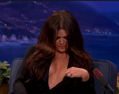 FOTO Khloe Kardashian v oddajo z dekoltejem do popka