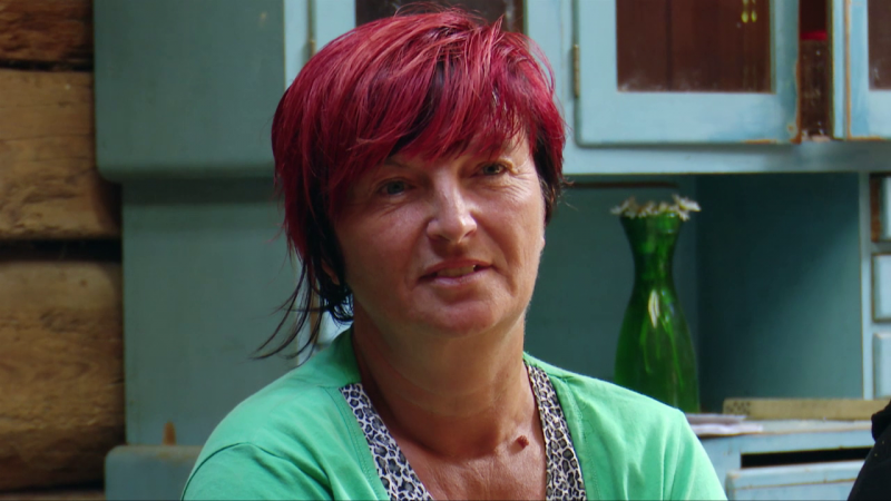 Se Lidija pretvarja, da je navdušena nad odhodom v areno?