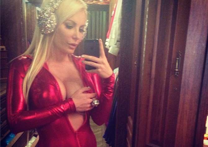 HOT! Hefnerjeva boljša polovica pokazala bujno oprsje
