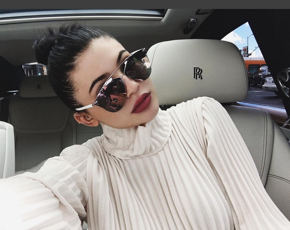 Za praznike nosite temno šminko kot Kylie Jenner!