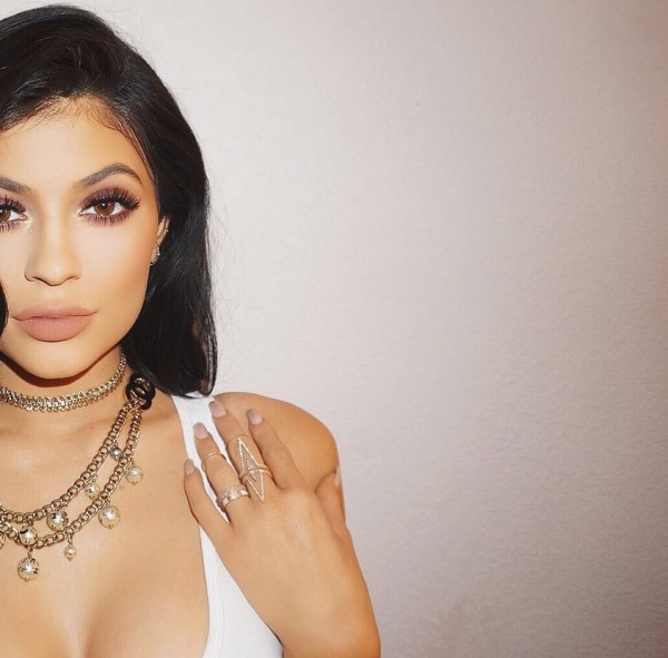 Opa! Je Kylie Jenner poročena?