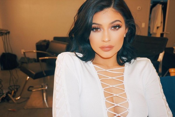 Opa! Kylie Jenner vendarle še ni stala pred oltarjem