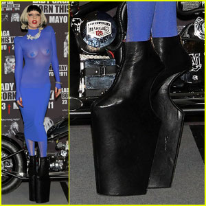 FOTO Lady Gaga album promovira v prozorni obleki brez modrca