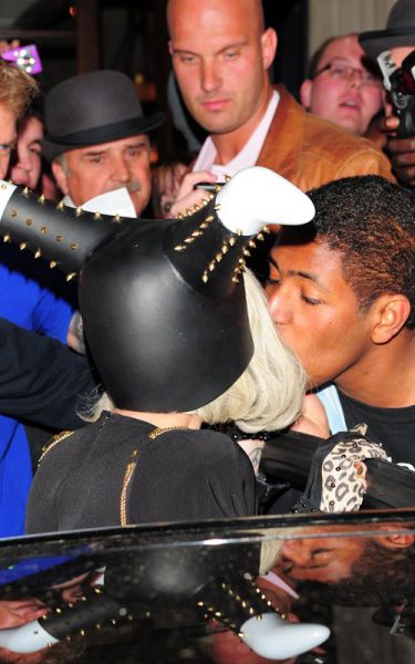 OPA! Lady GaGa osrečila oboževalca in ga pred vsemi poljubila na usta