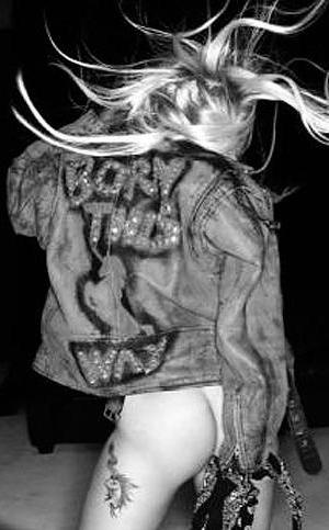 OPA! Lady GaGa pokazala golo ritko