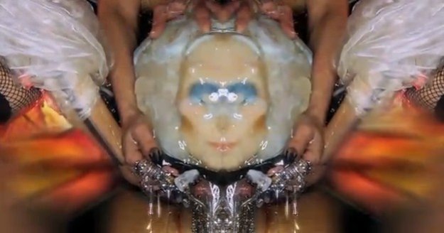 VIDEO Bizarno: Lady Gaga v novem spotu rojeva ličinke