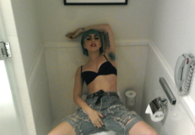 FOTO Lady Gaga se je slikala na wc-ju z roko na mednožju