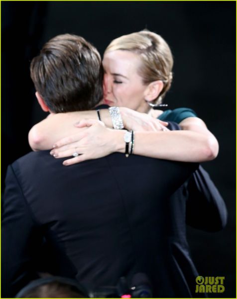 Kate Winslet v objemu Leonarda DiCapria