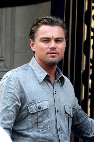 ŠOKANTNO Letalu v katerem je bil Leonardo DiCaprio odpovedal motor