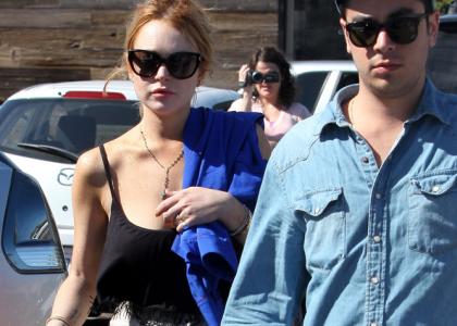 Ojej! Lindsay Lohan ga spet serje: Na parkingu se je zabila v avto
