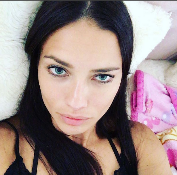 Adriana Lima čaka, da jo kdo povabi