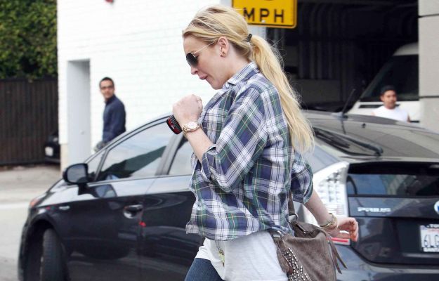Nepoboljšljiva Lindsay Lohan kar naprej krši pravila zdravljenja