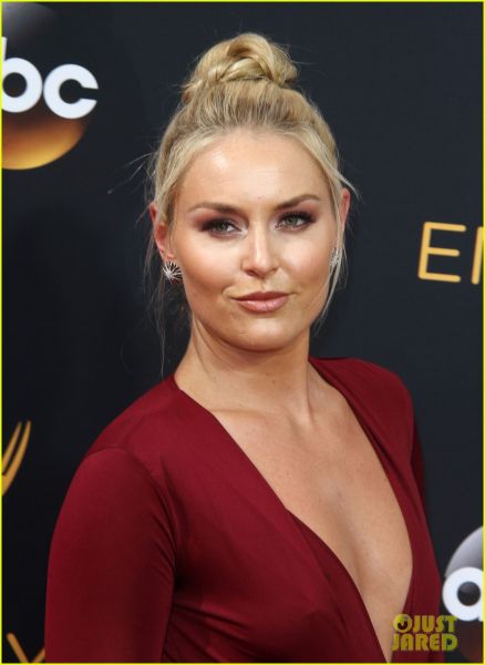 Lindsey Vonn na emmyjih razkrila gol hrbet in neželene madeže