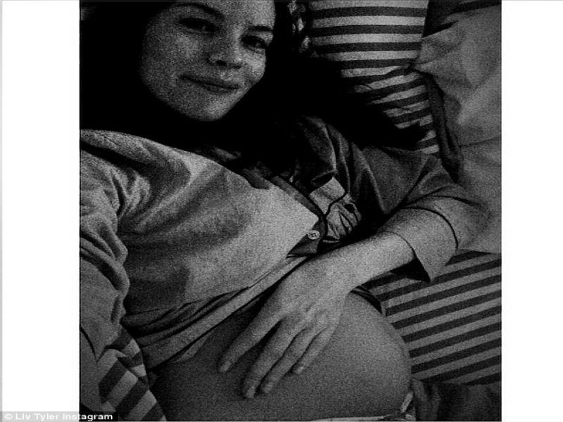 Foto! Liv Tyler pokazala trebušček!