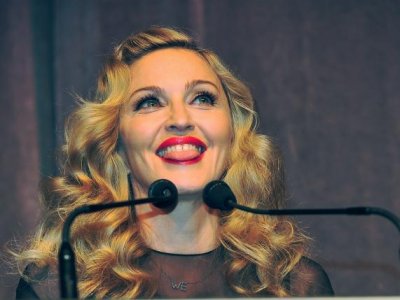 Madonna pred oltar s 30 let mlajšim ljubčkom