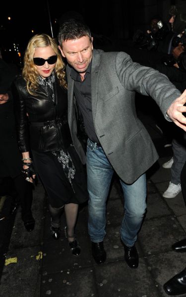 Ekscentrična zvezda: Madonna nosi sončna očala tudi sredi noči