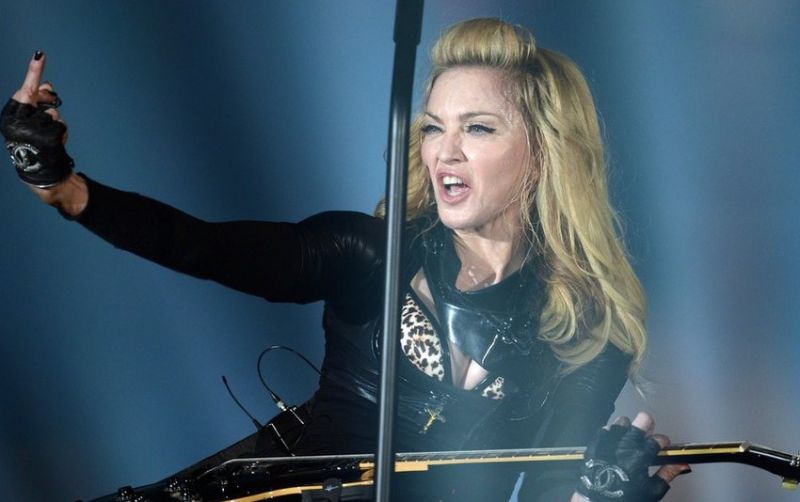 Madonna na koncertu pokazala sredinec in leopardji modrček