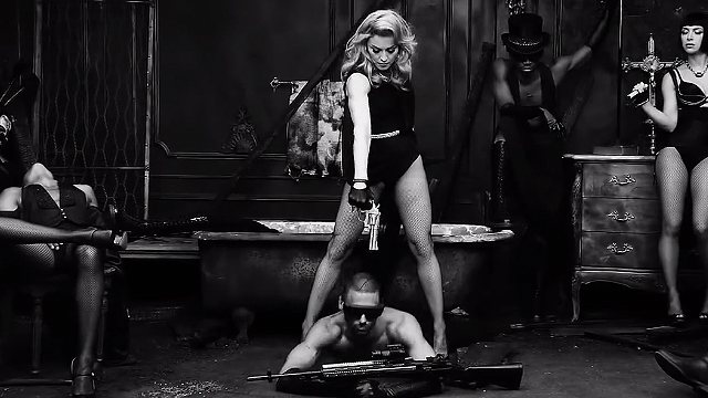 Šokantno! Madonna v vlogi mučiteljice