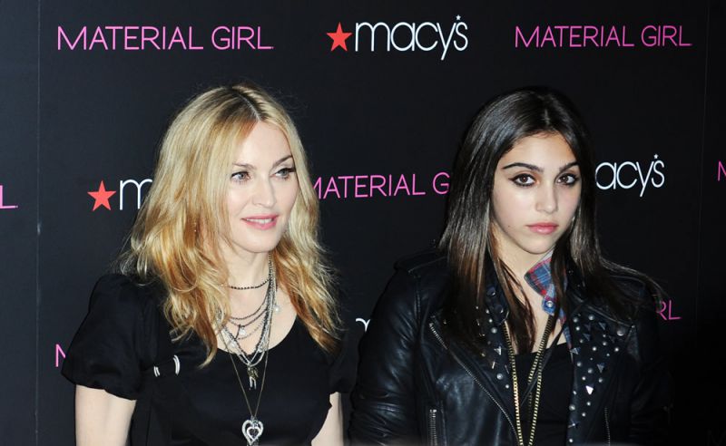 Madonna: Hči se jo sramuje, ker seksa z mladimi in se izzivalno oblači